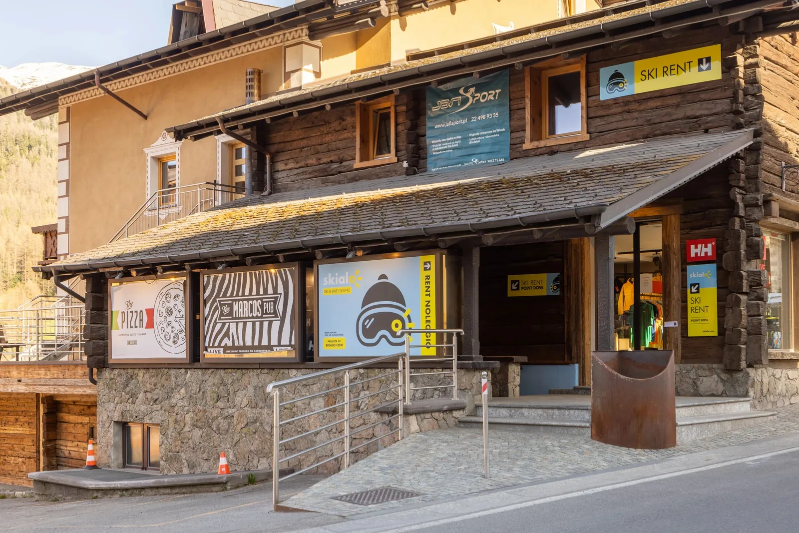 Fasada sklepu Skialo Doss w Livigno